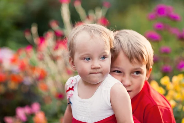 Porträt Des Fröhlichen Geschwisterpaares Sommergarten Freien — Stockfoto