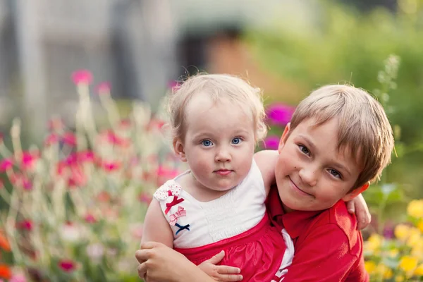 Ritratto Felice Allegro Fratello Sorella Nel Giardino Estivo All Aperto — Foto Stock