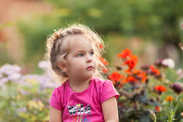 Retrato Linda Niña Jardín Verano Sobre Fondo Flores —  Fotos de Stock