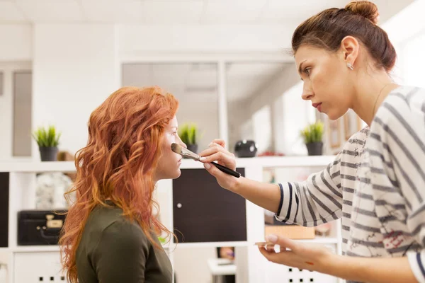 Salão Beleza Menina Ruiva Fazendo Maquiagem Styling Salão Cabeleireiros Maquiador — Fotografia de Stock