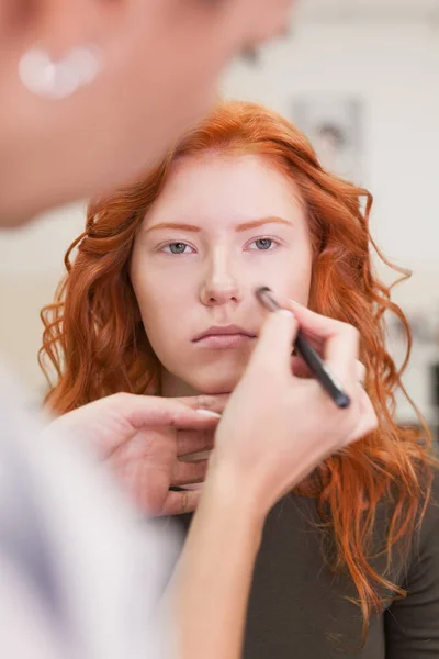 Salão Beleza Menina Ruiva Fazendo Maquiagem Styling Salão Cabeleireiros Maquiador — Fotografia de Stock