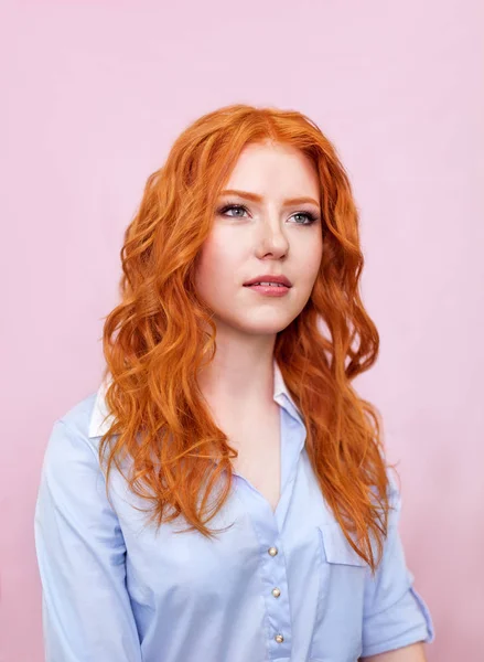 Porträtt Vackra Rödhåriga Flicka Rosa Bakgrund — Stockfoto