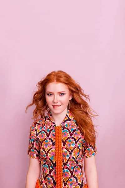 Pembe Bir Arka Plan Üzerinde Güzel Kızıl Saçlı Kız Portresi — Stok fotoğraf