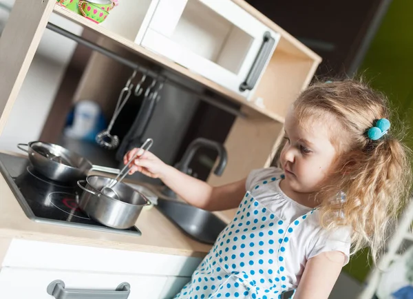 Маленькая Симпатичная Девочка Играет Детской Кухне Готовит Еду — стоковое фото