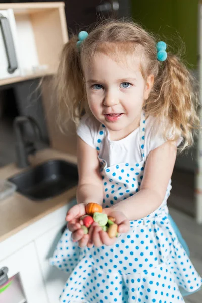 Kleines Hübsches Mädchen Spielt Kinderküche Und Bereitet Essen — Stockfoto