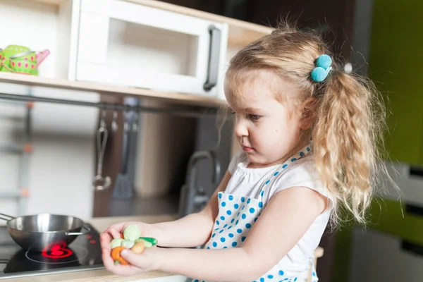 Mooi Meisje Speelt Children Keuken Bereiden Van Voedsel — Stockfoto