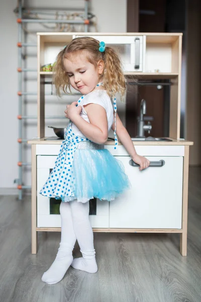 Menina Bonita Está Brincando Cozinha Das Crianças Preparando Comida — Fotografia de Stock