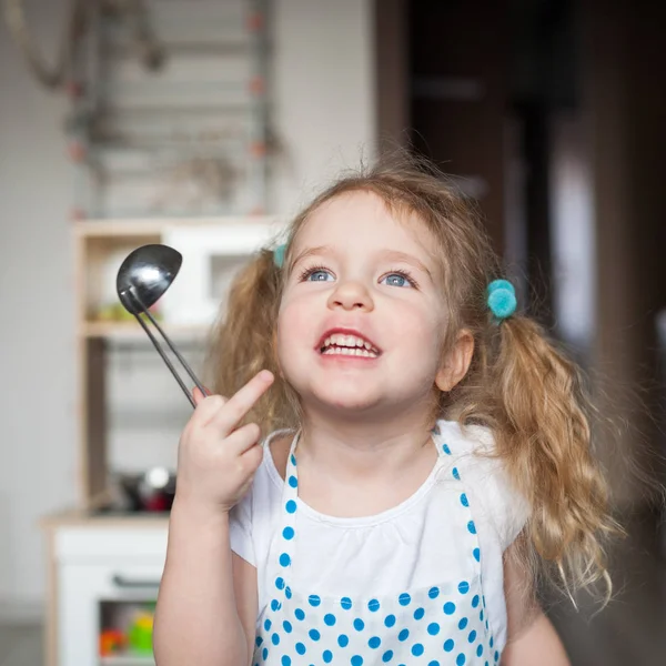 Küçük Güzel Kız Çocuk Mutfakta Yiyecek Hazırlama Oynuyor — Stok fotoğraf