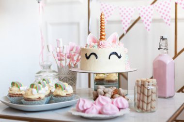 Çocuk Doğum gününde kendi bar. Pasta tek boynuzlu at ve tatlılar ile yumuşak pastel tonlarda süsler