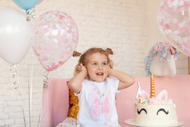 eğlenceli sevimli küçük kız ile Doğum günü. Tek boynuzlu at, kapalı ile festival partisi