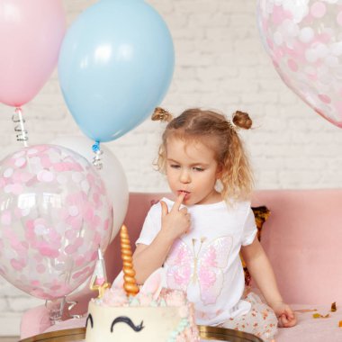 eğlenceli sevimli küçük kız ile Doğum günü. Tek boynuzlu at, kapalı ile festival partisi