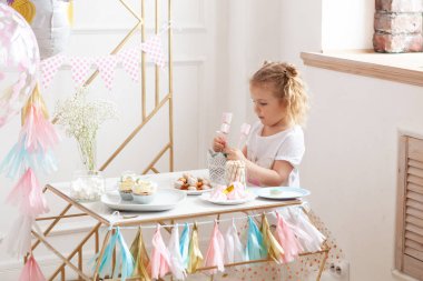 eğlenceli sevimli küçük kız ile Doğum günü. Tek boynuzlu at, kapalı ile festival partisi