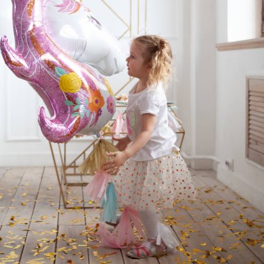 eğlenceli sevimli küçük kız ile Doğum günü. Tek boynuzlu at, kapalı ile festival partisi