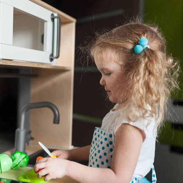 Little Pretty Girl Playing Children Kitchen Preparing Food — Stock Photo, Image