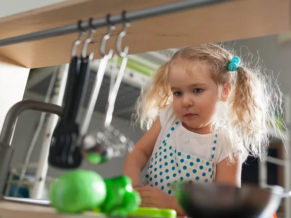 Kleines Hübsches Mädchen Spielt Kinderküche Und Bereitet Essen — Stockfoto