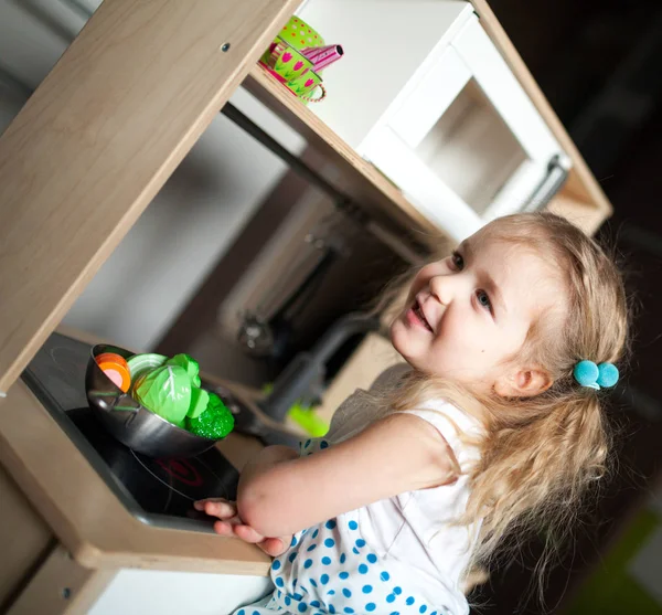 Menina Bonita Está Brincando Cozinha Das Crianças Preparando Comida — Fotografia de Stock