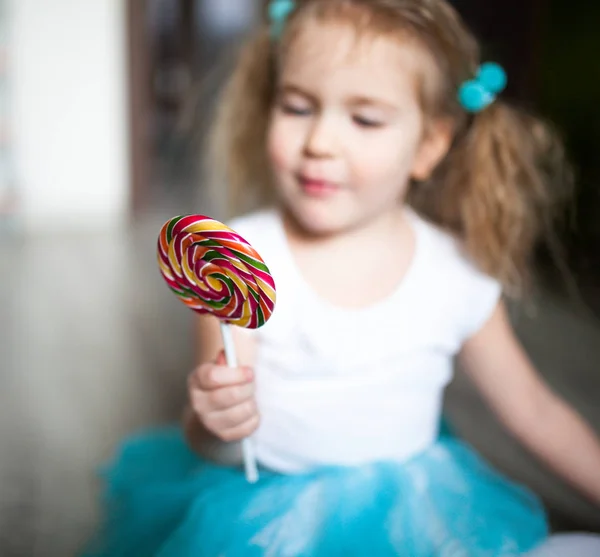 Güzel Kız Portresi Mutlu Çocuk Renkli Lolipop Yiyen — Stok fotoğraf