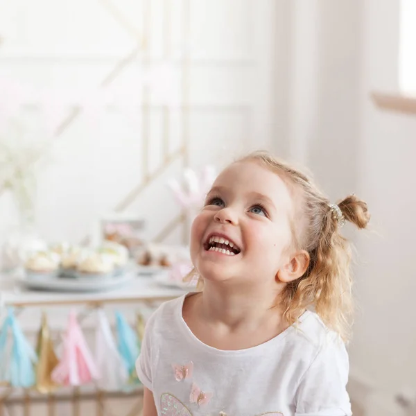 Портрет Веселой Счастливой Девушки Дне Рождения Помещении — стоковое фото