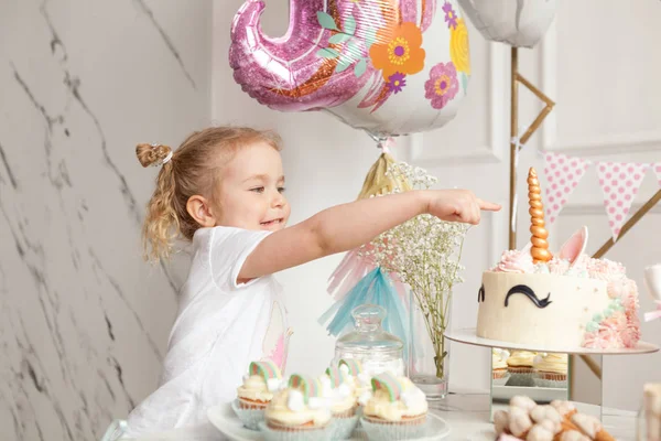 Веселая Девушка Ест Торт День Рождения Веселый День Рождения Красивой — стоковое фото