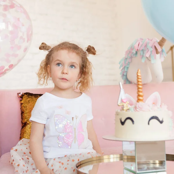 Vidám Szép Kislány Születésnapját Ünnepi Fél Egy Egyszarvú Beltéri — Stock Fotó