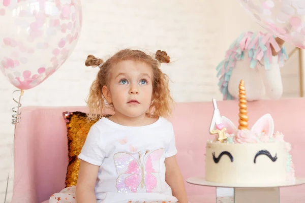 Vidám Szép Kislány Születésnapját Ünnepi Fél Egy Egyszarvú Beltéri — Stock Fotó