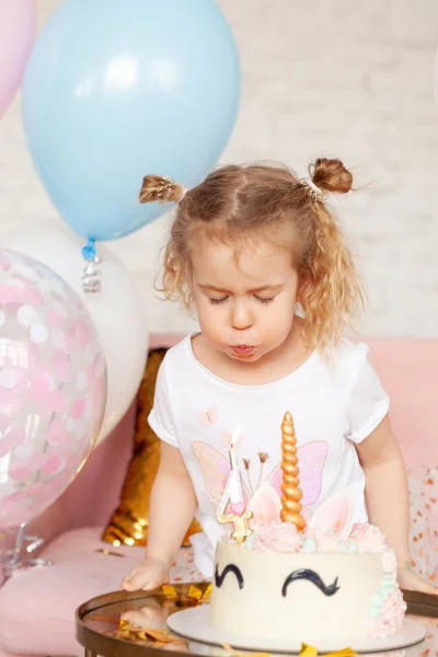 Eğlenceli Sevimli Küçük Kız Ile Doğum Günü Tek Boynuzlu Kapalı — Stok fotoğraf