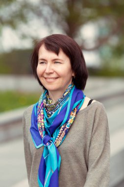 Nehir arka plan, açık üzerinde güzel kadın portresi