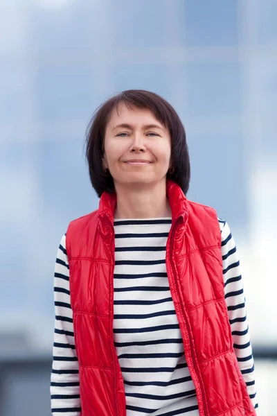 Retrato Mulher Bonita Fundo Cidade Livre — Fotografia de Stock