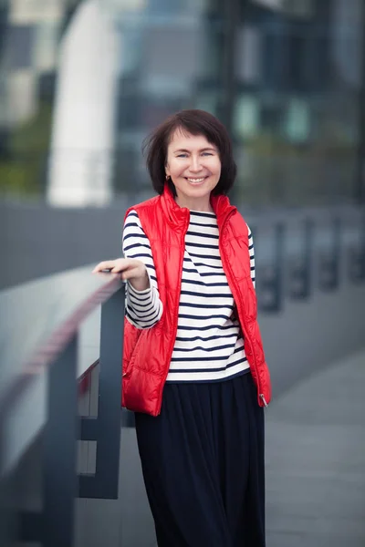 Retrato Mulher Bonita Fundo Cidade Livre — Fotografia de Stock