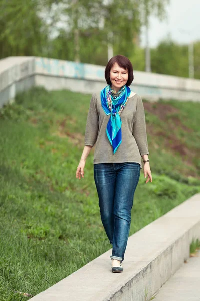 Portret Van Mooie Vrouw Achtergrond Van Stad Buiten — Stockfoto