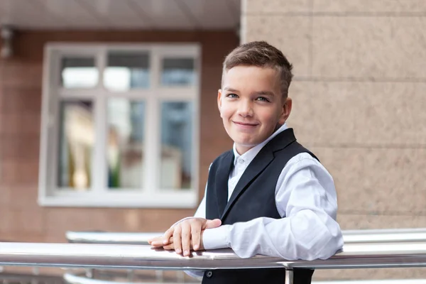 Ritratto Scolaro Uniforme Vicino Alla Scuola All Aperto — Foto Stock