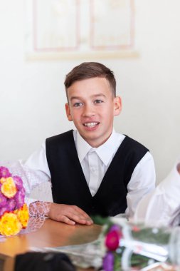 Masa başında oturan çalışkan öğrenci sınıf