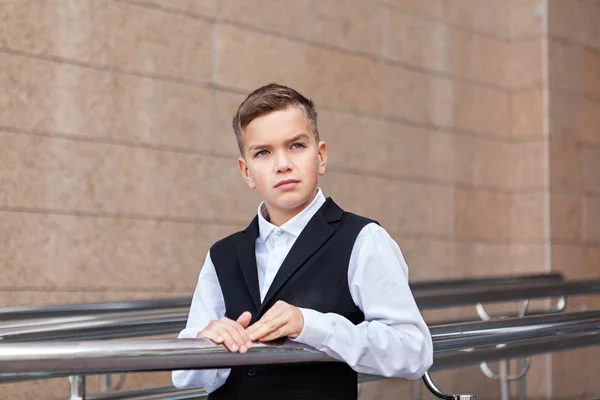 Porträtt Allvarliga Skolpojke Uniform Nära Skola Utomhus — Stockfoto