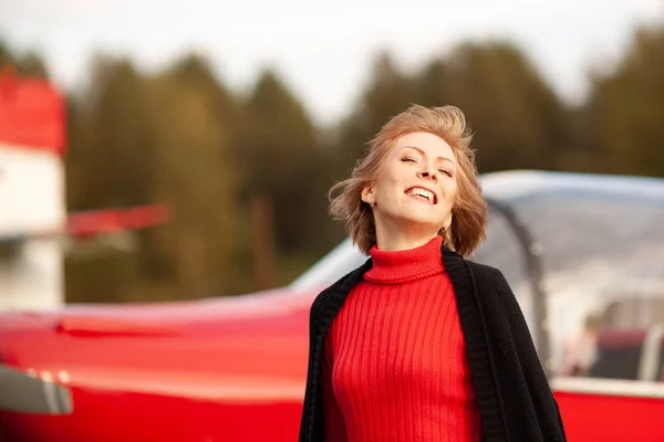 Piękna Dziewczyna Czerwonej Sukience Samolot Spacerem Lotnisko Jesień Dworzu — Zdjęcie stockowe