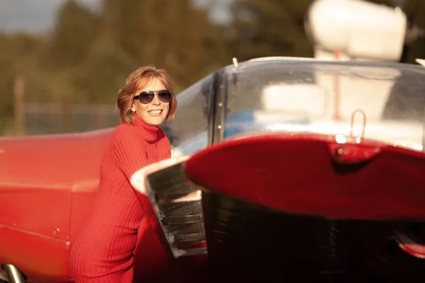 Piękna Dziewczyna Czerwonej Sukience Samolot Spacerem Lotnisko Jesień Dworzu — Zdjęcie stockowe