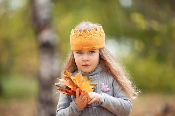 Красива Дівчина Язаних Коронних Прогулянках Осінньому Парку Відкритому Повітрі — стокове фото