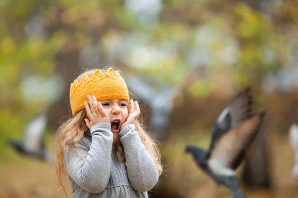 Όμορφο Κορίτσι Στο Πλεκτό Στέμμα Βόλτες Στο Φθινόπωρο Πάρκο Υπαίθριος — Φωτογραφία Αρχείου