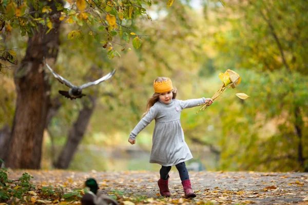 Mooi Meisje Gebreide Kroon Wandelingen Herfst Park Buiten — Stockfoto