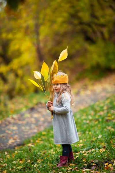 Belle Fille Tricot Couronne Promenades Dans Parc Automne Plein Air — Photo