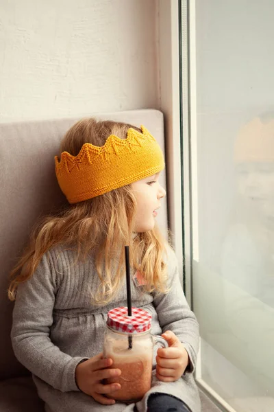 Thoughtful Girl Knitted Crown Looks Out Window Drinks Smoothies Indoor — Stock Photo, Image