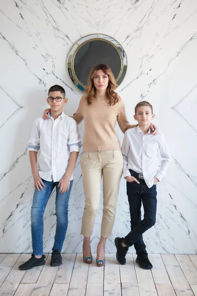 Hoş Bir Aile Anne Iki Oğlu Üzerinde Beyaz Duvar Kapalı — Stok fotoğraf
