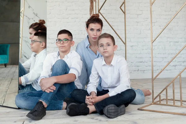 Güzel Bir Aile Portresi Çocuklar Kadın Kapalı Ahşap Katta Oturuyor — Stok fotoğraf