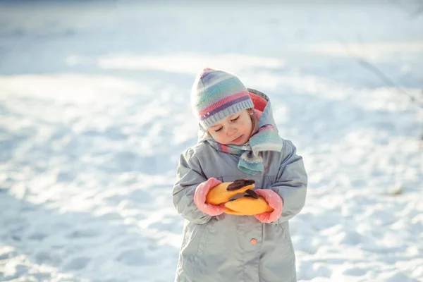 Küçük Güzel Kırmızı Kız Kış Yürüyüş Çocuk Ile Yumuşak Oyuncak — Stok fotoğraf