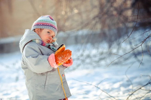 Promenade Hiver Petite Jolie Fille Rousse Enfant Joue Avec Jouet — Photo