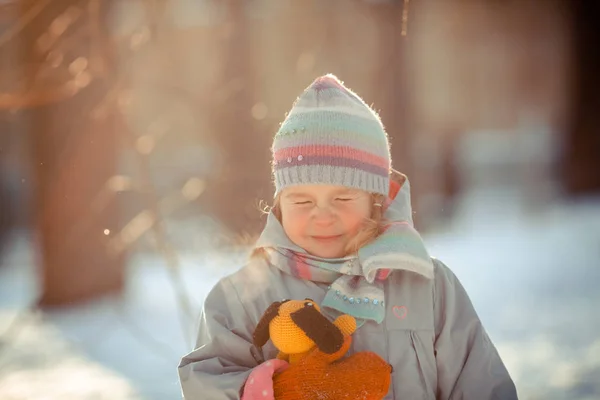 Paseo Invierno Niña Bastante Rubio Niño Juega Con Juguete Suave — Foto de Stock