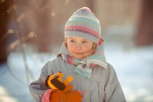 Küçük Güzel Kırmızı Kız Kış Yürüyüş Çocuk Ile Yumuşak Oyuncak — Stok fotoğraf