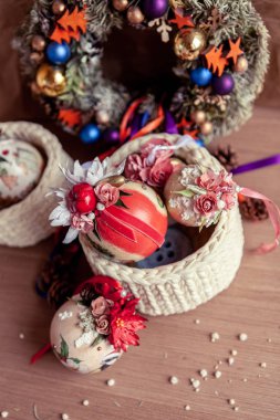 Kırmızı sepet Noel ağacı Noel topları