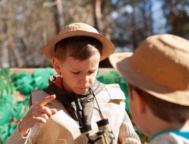 eğlenceli çocuk paleontolog kostüm ile Doğum günü. Dinozor Park, açık ile festival partisi