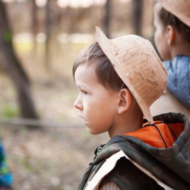 eğlenceli çocuk paleontolog kostüm ile Doğum günü. Dinozor Park, açık ile festival partisi