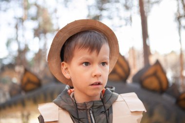 eğlenceli çocuk paleontolog kostüm ile Doğum günü. Dinozor Park, açık ile festival partisi